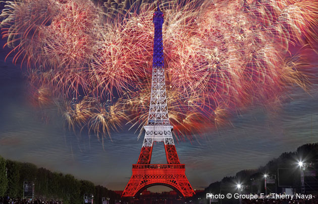 14-juillet-feu-artifice-Tour-Eiffel-tricolore-|-630x405-|-©-Groupe-F-Thierry-Nava_block_media_very_big